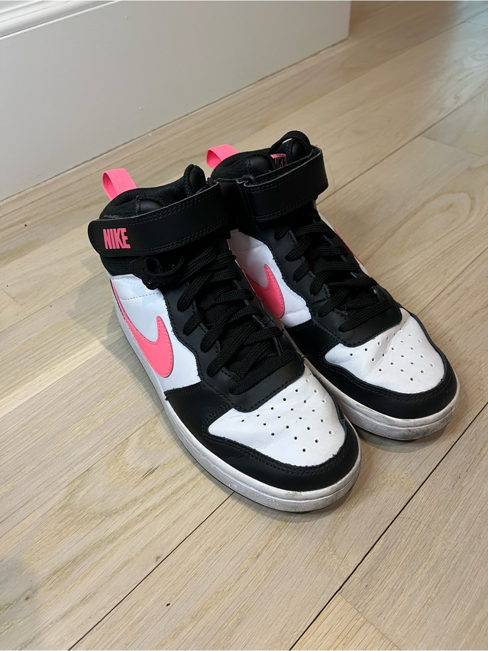 Nike Kids Mid-Top Sneakers in Black, White & Pink